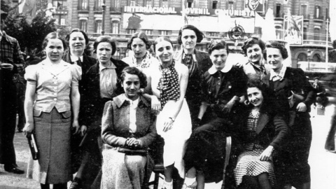 Parte de Les Mamàs Belgues el día 1 de mayo de 1937 en Barcelona. Esta foto es la que animó a Sven Tuytens a investigar su historia.