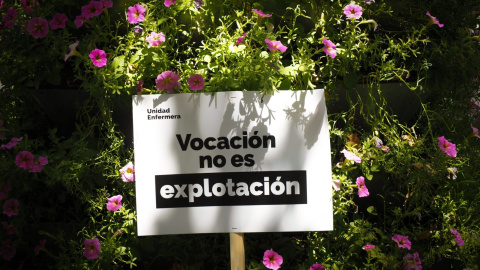 Pancarta en la que se lee "Vocación no es explotación" en la manifestación de enfermeras este sábado en Madrid.