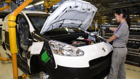 Trabajadora de la planta de Vigo de PSA Peugeot Citroën. Europa Press