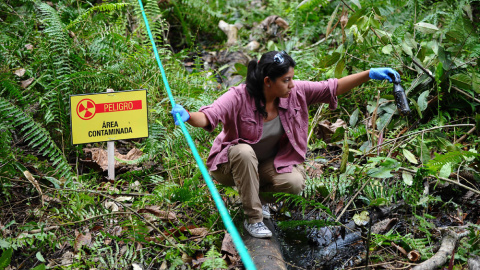 Una mujer en la zona contaminada de la provincia de Sucumbíos en Ecuador, donde operaba Chevron, en una fotografía de 2013. AFP