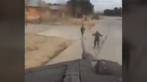 Captura del vídeo en el que se ve el cañón del tanque en el que los dos hombres estaban subidos.