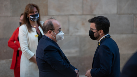 La presidenta del Parlament, Laura Borràs (i), el ministro de Política Territorial y Función Pública y secretario del PSC, Miquel Iceta (c), y el presidente de la Generalitat, Pere Aragonès (d),