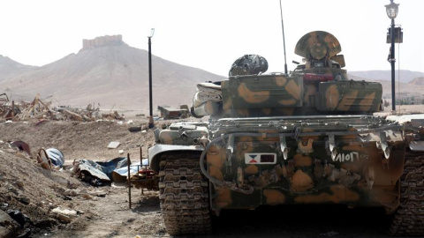 Un tanque blindado sirio toma posición durante combates hoy, martes 19 de mayo de 2015, en el antiguo oasis de la ciudad de Palmira, ubicada casi a 215 kilómetros al noreste de Damasco (Siria). /EFE