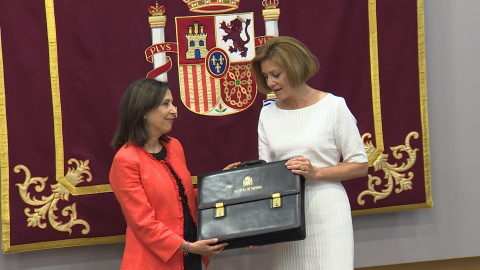 La exministra de Defensa María Dolores de Cospedal y la actual titular, Margarita Robles, en el cambio de cartera. Europa Press TV