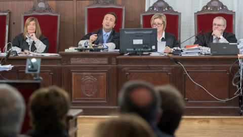 El tribunal de la sala en la que se juzga a 22 ex altos cargos de la Junta de Andalucía en la pieza política del caso ERE, en la Audiencia de Sevilla. EFE/Julio Muñoz