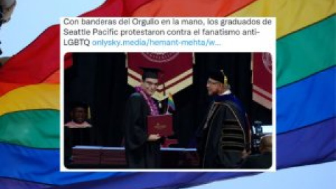 Los estudiantes de la Universidad de Seattle Pacific entregan banderas LGTBI en el acto de graduación en protesta por la política discriminatoria del centro