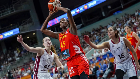 Astou Ndour, durante un partido con la selección española de baloncesto.FEB / ALBERTO NEVADO