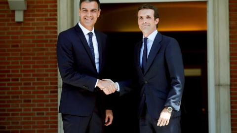 Pedro Sánchez saluda a Pablo Casado en La Moncloa | Foto: EFE