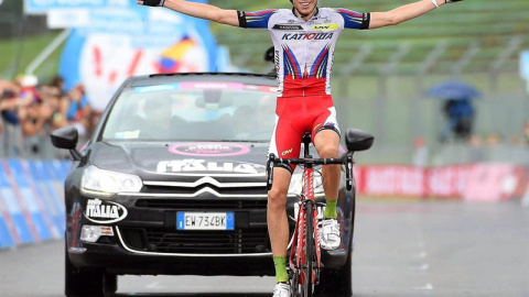 Zakarin celebra su victoria en la etapa del Giro. EFE/Daniel Dal Zennaro