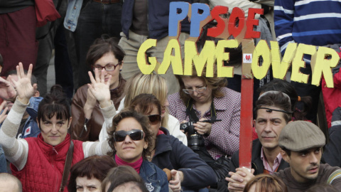 Integrantes y simpatizantes del Movimiento 15-M durante la asamblea celebrada en la madrileña Puerta del Sol. (Efe)