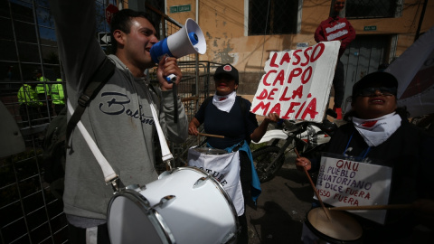 Manifestantes gritan consignas y muestran carteles en contra del presidente de Ecuador, Guillermo Lasso, a la salida de la sede de la Asamblea Nacional, en Quito.