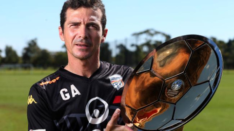 Guillermo Amor posa con el trofeo de campeón de la liga australiana.