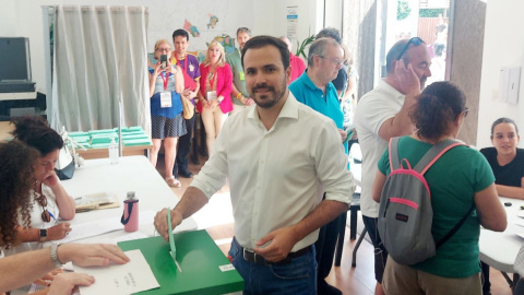 19/06/2022 El ministro de Consumo, Alberto Garzón, vota en el municipio malagueño Rincón de la Victoria en las elecciones andaluzas, en una imagen compartida en Twitter