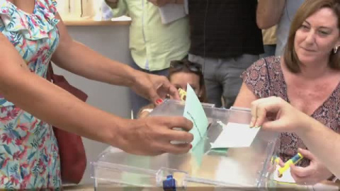 Teresa Rodríguez vota en Cádiz junto a 'Kichi'