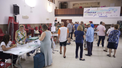 Detalles el salón de acto donde están ubicadas las mesas electorales durante el día de las elecciones a la presidencia de la Junta de Andalucía en el Colegio San Fernando Marista, a 19 de junio de 2022 en Sevilla