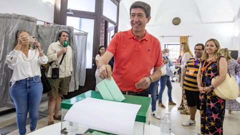 l candidato a la presidencia de la Junta de Andalucía por Ciudadanos, Juan Marín, ejerce su derecho al voto en la Biblioteca Municipal de Sanlúcar de Barrameda (Cádiz)