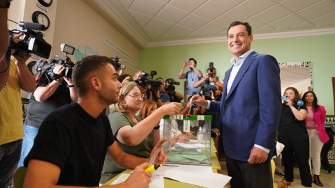 19/06/2022 El candidato del PP Juanma Moreno vota en Málaga durante las elecciones de Andalucía, en una foto compartida en su Twitter