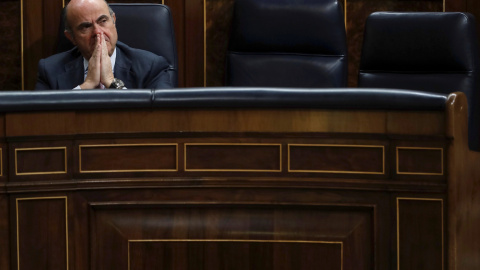 El ministro de Economía, Luis de Guindos, durante la sesión de control al Gobierno en el Congreso. EFE/Emilio Naranjo