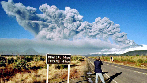 El monte Ruapehu de Nueva Zelanda, en erupción el 18 de Junio de 1996. REUTERS.