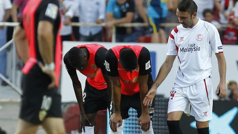 Dos jugadores del Almería se lamentan tras perder en la penúltima jornada contra el Sevilla. /EFE