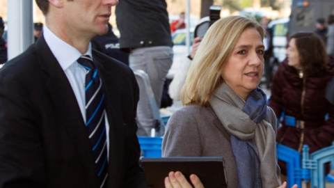 La infanta Cristina y su marido, Iñaki Urdangarin, entran en la Escuela Balear de la Administración Pública, donde se celebra el juicio por el caso Nóos. EFE/Cati Cladera