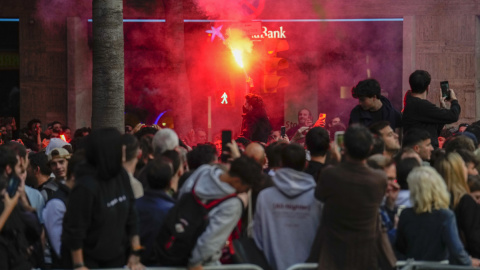 Un grupo de personas se concentran en favor y en contra de las ocupaciones frente a los edificios ocupados de La Ruïna y el Kubo, en Barcelona, a 11 de mayo de 2023