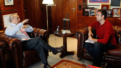 Alejandro Blanco, presidente del COE, durante la entrevista junto al periodista. /NACHO CASARES (COE)