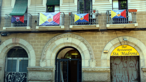 Façana del bloc del número 2 de la plaça Santa Madrona del barri del Poble-sec de Barcelona.