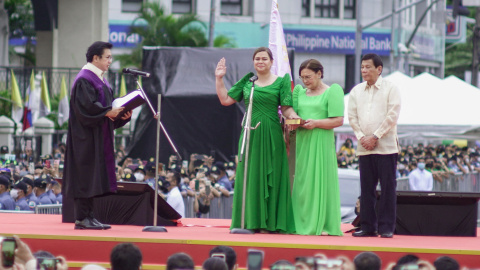 La vicepresidenta electa de Filipinas, Sara Duterte (centro), presta juramento durante la ceremonia de inauguración cerca del ayuntamiento de Ciudad de Davao el 19 de junio de 2022.