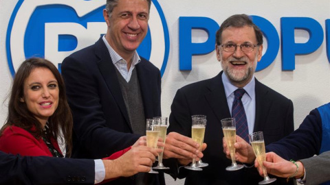 El presidente del Gobierno y del Partido Popular, Mariano Rajoy, acompañado del candidato del PPC a la presidencia de la Generalitat, Xavier García Albiol (c), y la numero dos de la lista de los populares, Andrea Levy (i), durante la inaugu