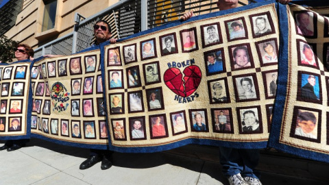 Fotos de niños que supuestamente han sufrido abusos sexuales durante una marcha frente a la catedral de Nuestra Señora de los Ángeles en Los Ángeles, California, el 1 de febrero de 2013. - AFP