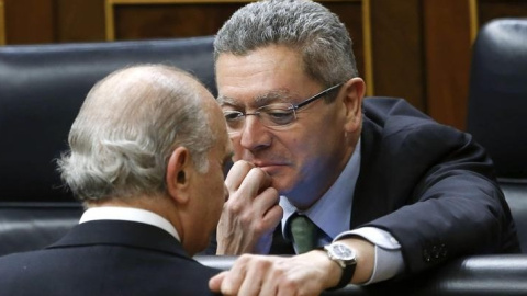 Alberto Ruiz- Gallardón y Jorge Fernández Díaz durante una sesión del Congreso de los Diputados en una imagen de archivo.- EFE