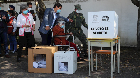 Andrés Arauz, candidato a la Presidencia de Ecuador, vota en Quito.