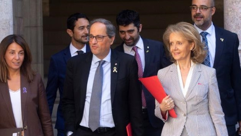 El president de la Generalitat, Quim Torra, al costat de la consellera de Presidència, Meritxell Budó, i altres consellers abans de la reunió del Govern. EFE/ Quique García