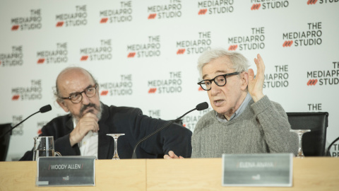 Woody Allen, escoltado por el productor Jaume Roures, durante la rueda de prensa.- THE MEDIAPRO STUDIO