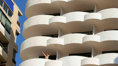 Un huesped, en el balcón de su habitación de un hotel de  Palma de Mallorca. REUTERS/Enrique Calvo