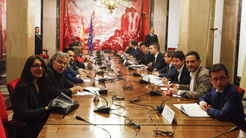 Vista general, al inicio de la segunda reunión en el Congreso desde la convocatoria de las elecciones del 26 de junio para intentar acordar una reducción del gasto de la campaña electoral. EFE/Paco Campos