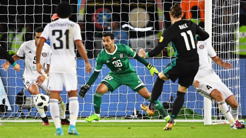 El jugador del Real Madrid Gareth Bale (2d) marca el gol que ha dado la victoria al equipo ante el Al Jazira durante el partido de semifinal perteneciente al Mundial de Clubes disputado entre ambos equipos en Abu Dabi (Emiratos Árabes Unido