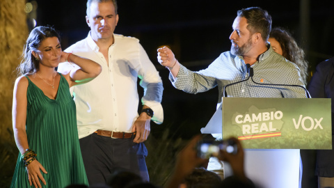 19/06/2022.- El líder nacional de VOX, Santiago Abascal (d), acompaña a la candidata a la presidencia de la Junta, Macarena Olona (i) y el secretario general de Vox, Javier Ortega Smith (c), ante cientos de seguidores, tras conocer los resu