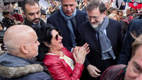 El presidente del Gobierno y del Partido Popular, Mariano Rajoy, acompañado del candidato del PPC a la presidencia de la Generalitat, Xavier García Albiol (c), durante la visita que han realizado al mercadillo de la Salud de Badalona (Barce