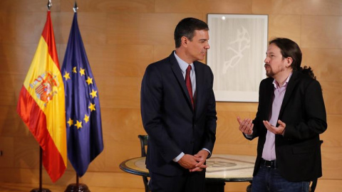 El presidente del gobierno Pedro Sánchez (i) y el líder de Podemos Pablo Iglesias, durante la nueva ronda de consultas para la investidura, que el jefe del ejecutivo afronta avalado por la Ejecutiva del PSOE, para que intente negociar un Go