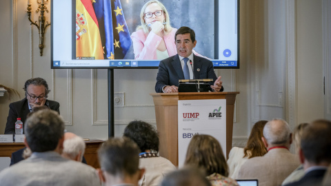 El presidente del BBVA, Carlos Vila, durante la inauguración del curso de la Asociación de Periodistas de Información Económica (APIE), en la Universidad Internacional Menéndez Pelayo (UIMP), con la vicepresidenta primera y ministra de Econ