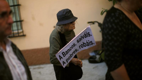 Una mujer anciana en una protesta contra los recortes en Sevilla. REUTERS