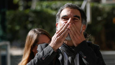 El presidente de Òmnium Cultural, Jordi Cuixart, saluda a las personas que le arroparon en su comparecen aactualmente en prisión. REUTERS