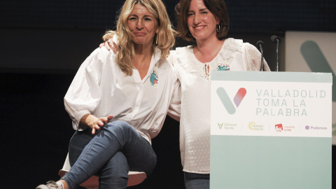 La vicepresidenta segunda y ministra de Trabajo y Economía Social, Yolanda Díaz (i), junto a la candidata de Valladolid Toma la Palabra (VTLP) a la Alcaldía de Valladolid, María Sánchez (d)