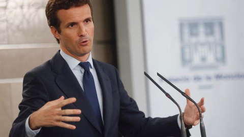 Pablo Casado dando una rueda de prensa en La Moncloa después de la primera reunión con Pedro Sánchez  desde que es presidente del PP | Foto: EFE