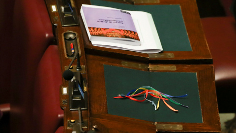 Lazos de colores sobre uno de los escritorios antes de la votación final de las uniones civiles entre homosexuales en la cámara baja del Parlamento de Italia en Roma. REUTERS/Alessandro Bianchi