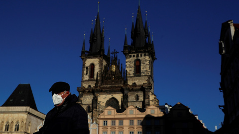 Un hombre camina por Praga