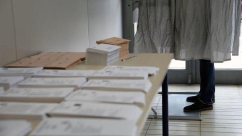 Una mesa con papeletas en un colegio electoral. EFE/ Ana Escobar