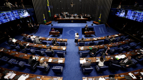 Miembros del Senado de Brasil, votando en Brasilia, Brasil, a favor y en contra del impeachmennt a la presidenta del país, Dilma Rousseff. REUTERS/Ueslei Marcelino